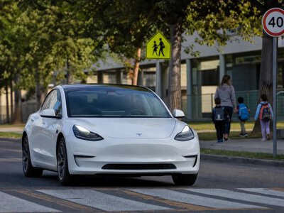 Регулятор США перевіряє Tesla через перевищення швидкості роботаксі біля шкіл