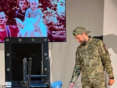 Ветерани Херсона побачили виставу про досвід війни “Одноденний герой”