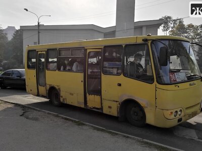 Чотири автобуси стоять, люди чекають по 20 хвилин: у Бердичеві скаржаться на маршрут №1