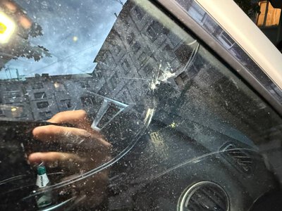 У Житомирі невідомий пошкоджує автомобілі: мешканці скаржаться на повторні випадки стрілянини