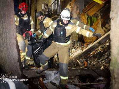 ДСНС продовжує гасити пожежу після удару “бандеролі” по Харкову (фото, відео)