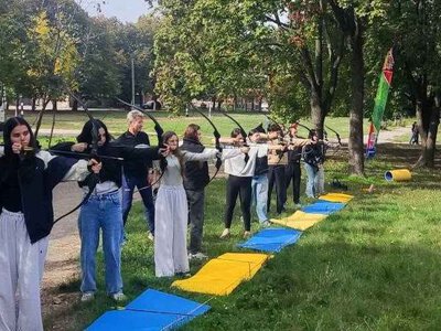 Олімпійський урок у Кропивницькому: молодь опановувала стрільбу з лука