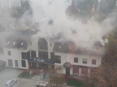 У Кременчуці на Троїцькій горить офісна будівля