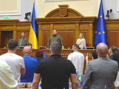У найскладніший бюджет війни нардепи намагаються протягнути мільярди на футбольні поля, мисливство та інше