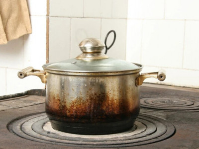Дві ложки цього продукту — і каструля з нержавійки блищатиме, як нова: хитрість проти плям