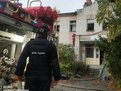 На Чернігівщині впав ворожий БпЛА та спричинив пожежу в будівлі (Фото)