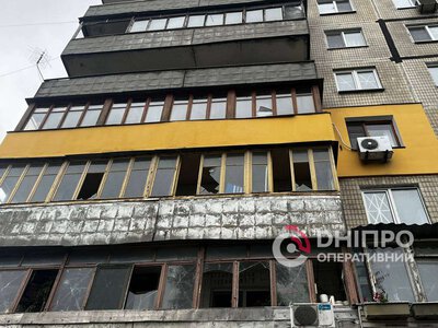 Росіяни знову поцілили по житлових будинках у Дніпрі: що відбувається на пошкодженій локації