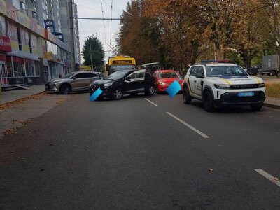У Черкасах водійка кросовера протаранила легковик, здаючи назад