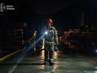 Пожежа, руйнування та постраждалий: у Києві повідомили про наслідки російської атаки