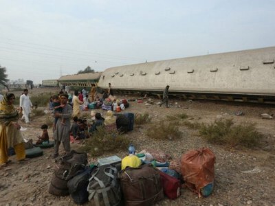 У Пакистані зійшов із рейок пасажирський поїзд. Відомо про загиблих та десятки поранених