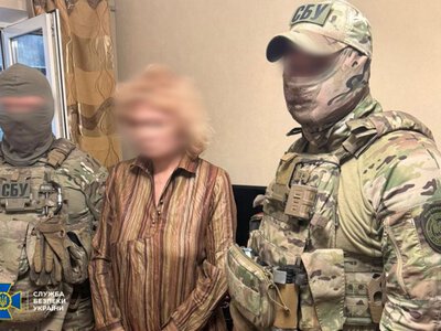 Наводила ракети та дрони на оборонні заводи й волонтерські центри Дніпра та області: СБУ затримала російську агентку