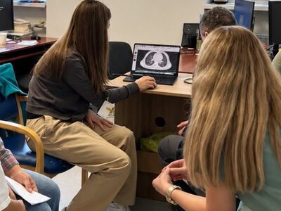 У Львові дітей із важкими захворюваннями легень оглянув відомий педіатр із США