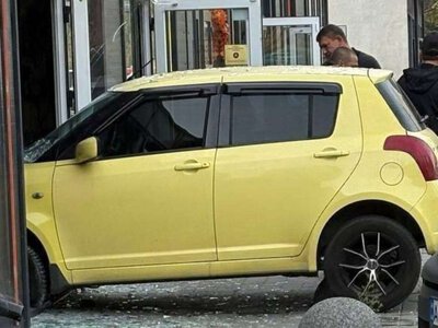 У Дніпрі на ж/м Тополя Suzuki в'їхав у барбершоп: подробиці з місця ДТП