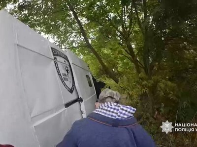 Поліцейські «Білого янголу» евакуювали з небезпечного прикордоння Сумщини жінку та чоловіка