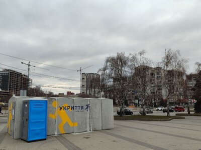 У Києві почнуть встановлювати мобільні укриття біля зупинок