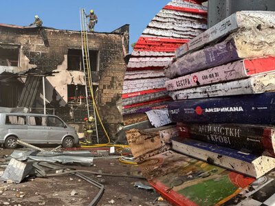 Вогонь не дочитав: Книголав запустив продаж книжок, які вціліли після ракетного удару