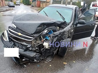 Вантажівка DAF зіткнулася з Chevrolet на перехресті в Миколаєві: легковик розвернуло