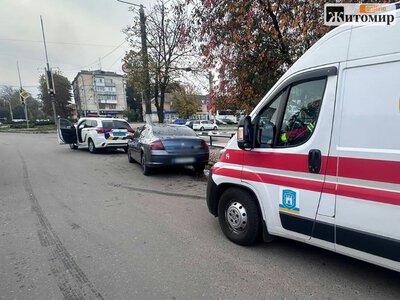 Знепритомнів і почав битися в судомах за кермом: у Житомирі поліцейські врятували водія