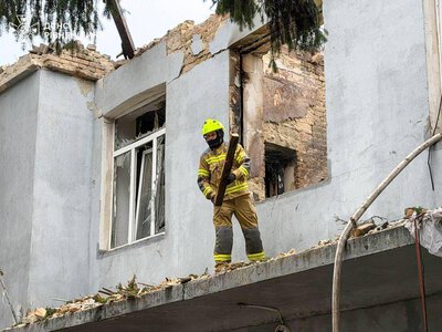 Через російський удар майже повністю згоріло приміщення музичного факультету Рівненського державного гуманітарного університету (ФОТО)