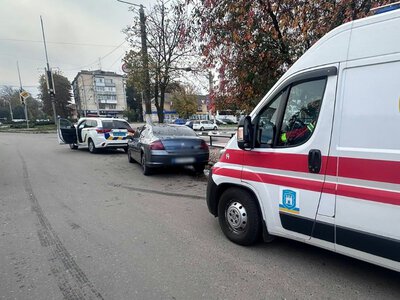 Автомобіль зупинився на дорозі, а водій знепритомнів: порятунок у Житомирі