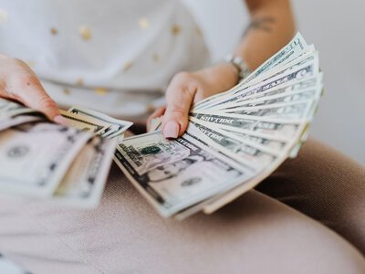 Долар, депозит чи ОВДП: де українцям вигідніше зберігати заощадження