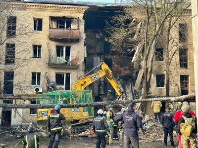 Наслідки російських обстрілів прибирають у Холодногірському районі Харкова