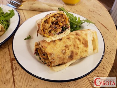 Домашня шаурма з куркою і сирним соусом: як приготувати соковиту начинку та хрумкий лаваш