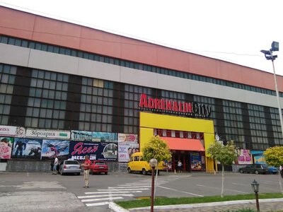 У Луцьку уламки реактивного «шахеда» впали на «Адреналін Сіті»: загорівся дах