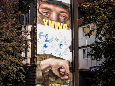 Ти ніколи не будеш іти сам: в Івано-Франківську вшанували пам’ять загиблого азовця муралом