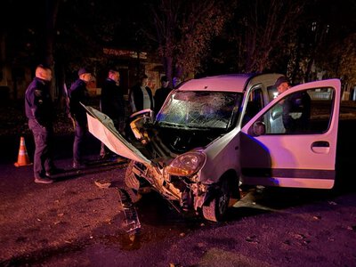 ДТП біля «Кому Кави»: Renault на великій швидкості в’їхав у припаркований Jeep
