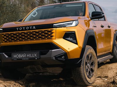 Новий Toyota Hilux вже в Україні: повний привід, дизельний м’який гібрид і салон у стилі Land Cruiser Prado