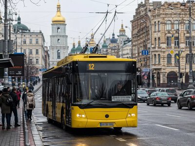 У двох районах Києва тимчасово зупинили рух електротранспорту після атаки