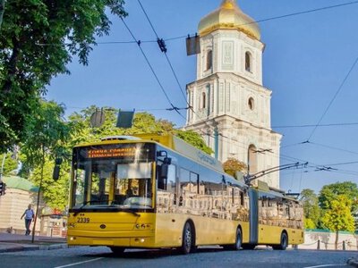 У Києві після обстрілу змінили рух транспорту: де виникли проблеми та що вже відновили