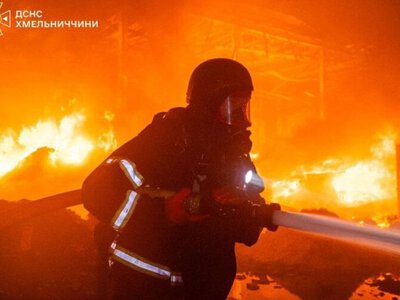 У Хмельницькому внаслідок атак РФ зайнялася пожежа у будинку