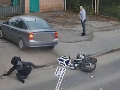 Перелетів через авто: у Рівному - ДТП за участі мотоцикліста (ВІДЕО)
