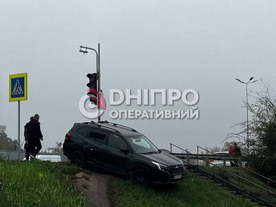 У передмісті Дніпра Subaru злетів на узбіччя біля пішоходного переходу
