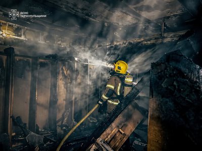 У Тернополі російський безпілотник влучив в об’єкт транспортної інфраструктури: ДСНС показала наслідки атаки