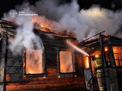 Вночі рятувальники гасили пожежу в приватному домоволодінні на Коростенщині, під час якої госпіталізували чоловіка
