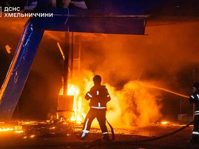 Пожежі на підприємствах і атака на залізницю: як рятувальники ліквідовують наслідки ударів по Хмельниччині