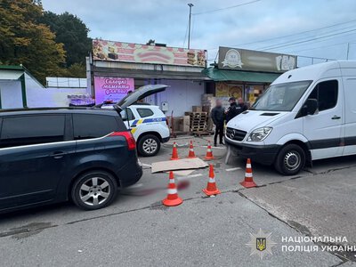 У Львові 77-річного дідуся затиснуло між двома автівками: подробиці (фото)