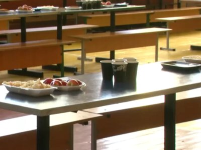 Їдальня у спортзалі та протерміновані продукти: до рівненського ліцею №12 прийшли з ревізією
