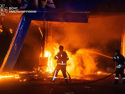Російські дрони атакували Хмельниччину: виникли пожежі на підприємствах, є поранені