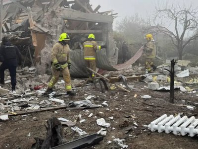 У Рівному російський дрон пошкодив триповерхівку та автівки: є поранені, серед них дитина