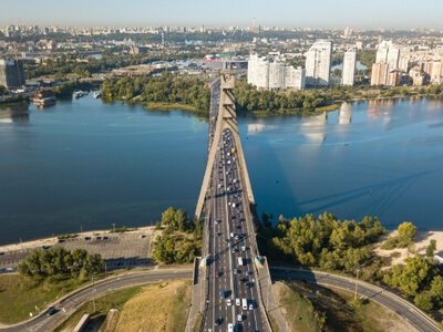 «Місто, розрізане Дніпром»: якими є наслідки ударів по мостах Києва та які сценарії готує столиця