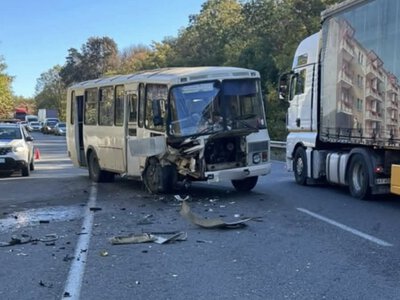 Внаслідок зіткнення автобуса з легковиком на Ужгородщині постраждав чоловік