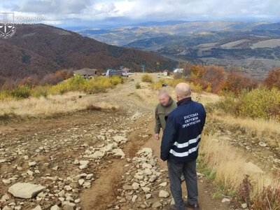 На одній із гір Закарпаття перевіряють можливе пошкодження земель через джипінг