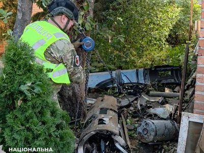 У Києві знайшли частину російського БпЛА вагою 90 кг, яка застрягла в землі біля будинку