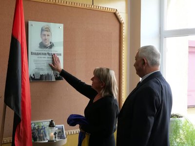 У Калуському політехнічному коледжі відкрили інтерактивну меморіальну дошку полеглому воїну Владиславу Чудакорову