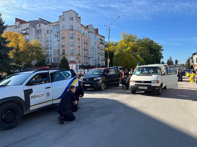 У Тлумачі навколішки зустріли скорботний кортеж із тілами захисників Руслана Атаманюка та Володимира Дорогого