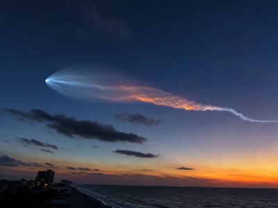Після запуску SpaceX у небі над Флоридою з’явилася світна медуза